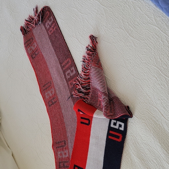 USA Vintage Red White and Blue Scarf by Knitmakers - Picture 3 of 5